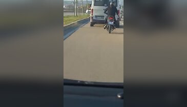 Bursa'da motosikletli sürücü trafiği tehlikeye attı!
