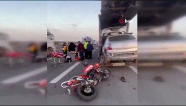 Motosiklet emniyet şeridinde duran tıra çarptı