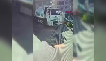 Çöp aracının altında feci şekilde can verdi! O anlar kamerada...