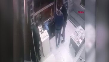 Taksi şoförü ile tartışan yolcu silahına sarıldı! Panik anları kamerada...