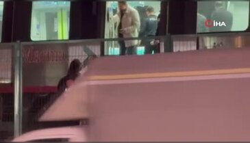 Marmaray'da kan donduran anlar! Birden raylara atladı...
