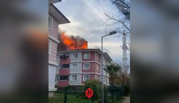 Paşakent konutlarında binanın çatısı alevlere teslim oldu!