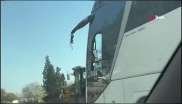 Kırılan aynayı eliyle tutup yolculuğa devam etti