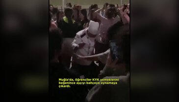 Öğrencilerin KYK yurdunda coşkulu anları! Yemeği beğenince aşçıyla oynadılar...