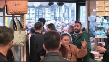 Bursa'da mağaza açılışında izdiham! Resmen birbirleriyle yarıştılar...