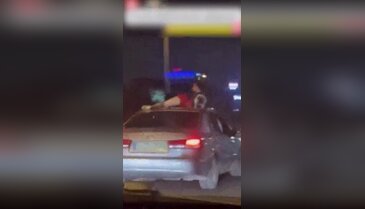 Trafikte araçtan çıkıp twerk yapmaya çalıştı