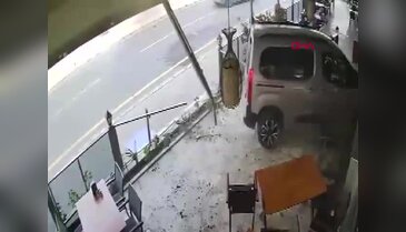 15 yaşındaki sürücü ortalığı birbirine kattı! Restorana daldığı anlar kamerada...