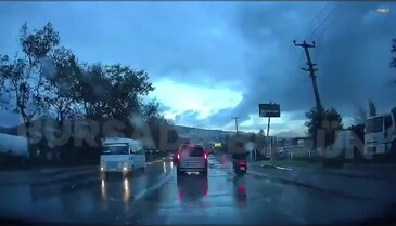Bursa'da motosiklet ve otomobilin çarpıştığı kaza böyle kaydedildi!