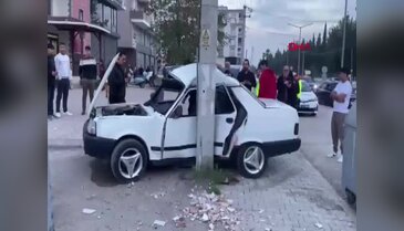 Otomobil elektrik direğine çarptı; Yaralılar var...