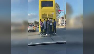 Otobüsün arkasında tehlikeli yolculuk! Kazaya davetiye çıkardılar...