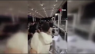 Kafede oturan gençler tekme tokat birbirlerine girdi! O anlar kamerada...