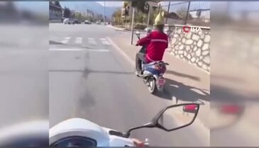 Kask yerine miğfer takan dede görenleri şaşırttı