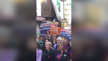Bursa'da kadınlar şiddete karşı yürüyor!