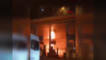 Elektrikli araç alevler içinde kaldı! Akaryakıt istasyonunda korku dolu anlar...