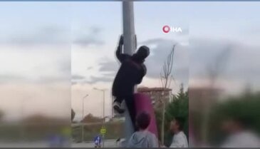 Bursa'da çocukların bayrak hassasiyeti! Direğe böyle tırmandılar