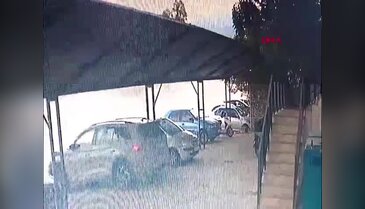 Park halindeki otomobile çarpan otomobilin sürücüsü hayatını kaybetti...