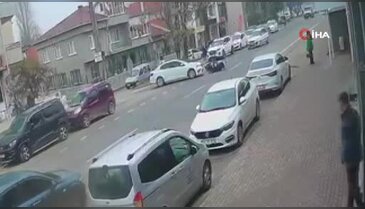 Motosikletin devrildiği kaza anı kamerada: 1 yaralı