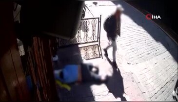 'İnsanlık ölmüş' dedirten anlar! Bayılan sara hastasını soydular...