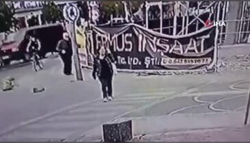 Fenalaşarak yere düşen yaşlı adam hastanede yaşam savaşı veriyor