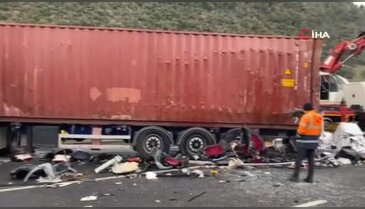 Yolcu otobüsü tıra çarptı! Çok sayıda ölü ve yaralı var...