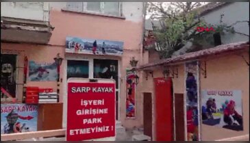 Bursa'da çift katlı otobüs mahalleyi savaş alanına çevirdi!