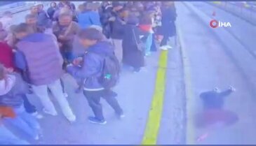 Metrobüs durağında dehşet! Saniye saniye kamerada