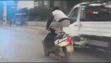 Motosikleti önce çömelerek, sonra yatarak sürdü