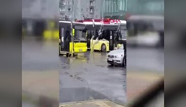 Otobüs durağında havaya ateş açtılar! Marifetmiş gibi o anlar kaydettiler...