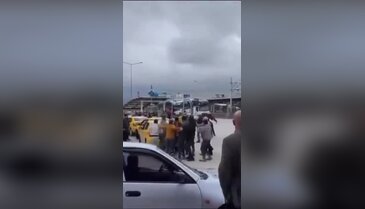 Bursa'da metro çıkışında büyük kavga! Onlarca kişi birbirine girdi...