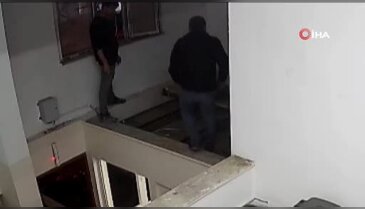 Bir anlık dalgınlık sonrası kendini alt katta buldu! O anlar kamerada...