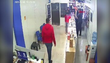 Tamire getirilen cep telefonu alev aldı; o anlar kamerada