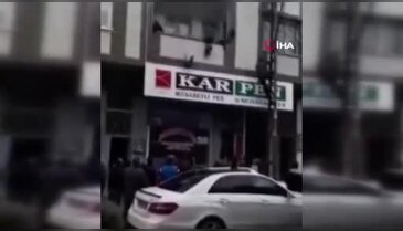 Yürekleri ağza getiren an: Balkonda asılı kalan çocuğu kurtardı