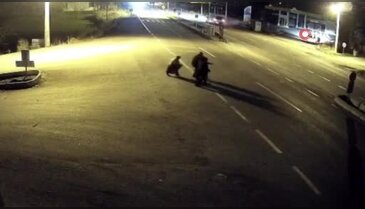 Yolun karşısına geçmeye çalışan yayalara otomobil çarptı! Hayatını kaybedenler var...