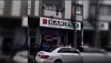 Çocuk balkonda asılı kaldı! Yürekler ağza geldi...