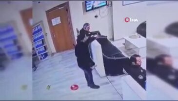 Polis merkezinde bir şahıs bekçiye saldırarak silahını almaya çalıştı