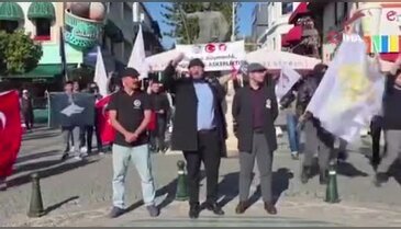 Antalya'da muhalif görüşlü gruplar arasında tartışma