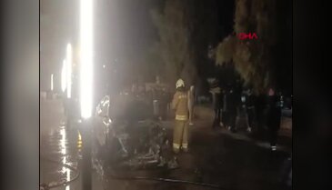 Alev alan otomobile, balkondan hortumla su sıktı