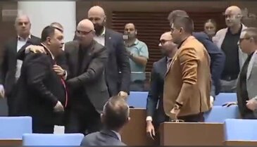 Komşu ülkenin meclisinde boks ringlerini aratmayan kavga! O anlar kamerada...