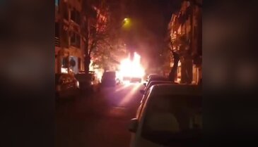 Korkutan yangın! Minibüs kül oldu, 3 araç hasar gördü