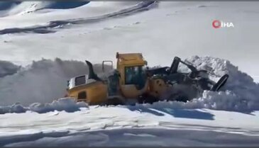 Yüksekova'da 3 metrelik karla zorlu mücadele