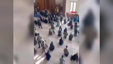 Cuma vaazı sırasında davetsiz misafir! O anlar kayda alındı...