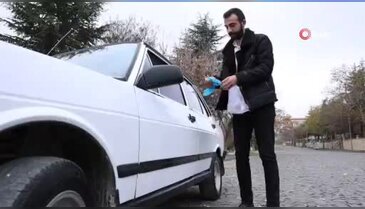 Böyle araba sevgisi görülmedi! Araca binmenin kuralları bile var