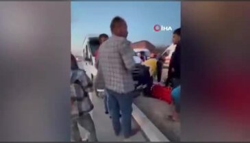Minibüs ve motosiklet kafa kafaya çarpıştı: Korkunç anlar kamerada...