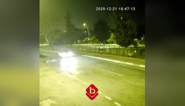 Bursa'da kontrolden çıkan minibüs dereye uçtu! O anlar güvenlik kamerasında...