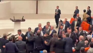 Meclis karıştı! AK Parti ve CHP'li vekiller arasında yumruk yumruğa kavga!