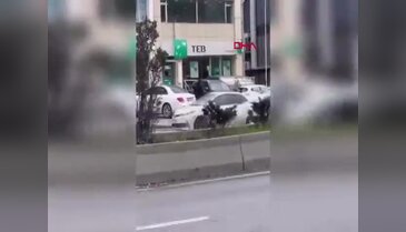 Banka çıkışı güpegündüz gasp girişimi! Havaya ateş açılınca kaçtılar...