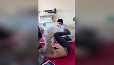 O ülkede doktor, ''bana saygı göster'' dedi! Hastasına yumruk yağdırdı...