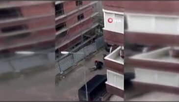 Kavgaya yetişmek için inşaat iskelesinden örümcek adam gibi indi