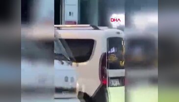 Trafikte ne yazık ki alıştığımız haller! Yol verme tartışması sopalı kavgaya döndü...