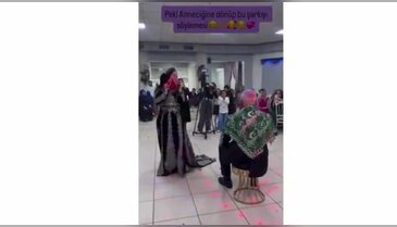 Kına gecesindeki görüntü olay oldu: Herkes yaş farkına takılıyor